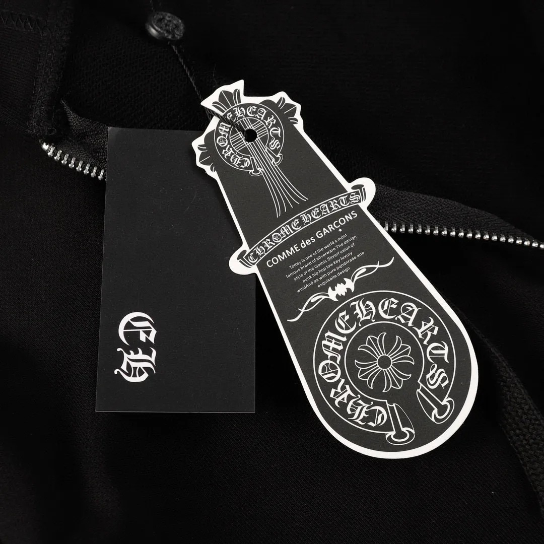 Q20—P230 -Chrome Hearts/Chrome Hearts printed zipper sweatshirt cardigan jacket -420 grams of high-density, high-quality wool, soft, delicate and skin-friendly, soft and silky to the touch, warm and skin-friendly -The hardware and zipper accessories are all customized and full of details -Colour: black -Size: S M L XL